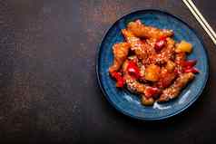 中国人传统的锅菜甜蜜的酸深炸鸡蔬菜用旺火炒的菜板