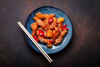 中国人传统的锅菜汗水酸深<strong>炸鸡蔬菜</strong>用旺火炒的菜板