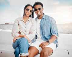 快乐夫妇游艇夏天海旅行摩纳哥海洋蓝色的天空奢侈品假期旅行放松女人美丽的微笑年轻的丰富的男人。时尚太阳镜阳光