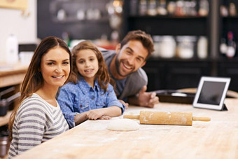 他们家庭美食家肖像快乐家庭烘焙厨房数字平板电脑援助
