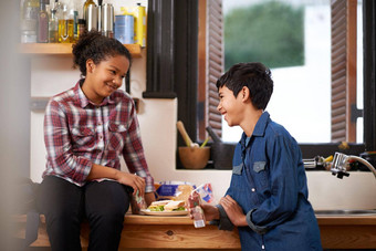 健康的零食日益增长的孩子们年轻的青少年享受零食厨房