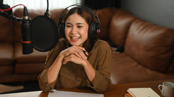 微笑女宿主穿耳机记录播客广播工作室沟通技术概念