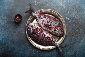 生鱼<strong>金粉</strong>红色的胡椒健康的烹饪前视图
