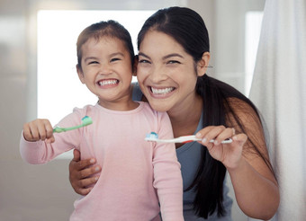 肖像妈妈孩子刷牙牙齿牙科健康的清洁浴室首页快乐妈妈。女孩学习口服医疗保健健康新鲜的呼吸牙刷牙膏微笑