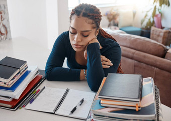 睡眠书黑色的女人学生写作家庭作业笔记本研究考试测试纸大学大学非洲自主学习女孩累了学习知识教育房子