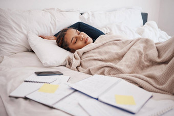 累了倦怠睡觉奖学金学生床上研究研究书女人睡眠休息乏力研究学习测试考试笔记本卧室