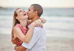 海滩夫妇爱拥抱吻夏天假期快乐婚姻生活方式笑女人好玩的男人。跨种族的关系享受海洋旅行假期打破幸福