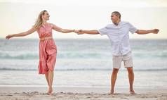 爱海滩夫妇快乐微笑浪漫护理婚姻的关系夏天假期幸福男人。女人海旅行假期旅行自由度蜜月