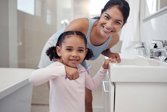 妈妈。孩子学习刷牙齿浴室早....牙科口服健康例程妈妈女孩孩子牙刷肖像牙科支持口医疗保健
