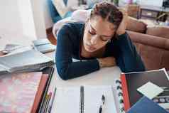 倦怠累了乏力学生睡觉桌子上研究大学学校大学考试女人奖学金学者睡眠教育研究项目赋值