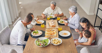 家庭晚餐人墨西哥吃食物事件假期庆祝活动首页餐会说话的谈话说话表格孩子们爷爷奶奶父母房子