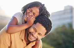 快乐黑色的父亲女儿微笑回来快乐的幸福成键户外自然非洲女孩微笑笑享受时间有爱心的爸爸夏天