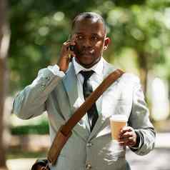 非洲商人街电话调用咖啡茶杯企业黑色的男人。工作谈话手机走打破午餐时间小镇城市