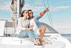 快乐夫妇旅行游艇海洋夏天浪漫可爱的奢侈品假期假期微笑太阳镜年轻的女人享受香槟的男朋友航行巡航日期海