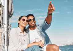 夫妇香槟指出奢侈品游艇夏天假期周年纪念日庆祝活动旅行摩纳哥微笑快乐爱债券男人。女人海洋海水船放松度蜜月