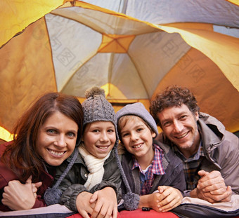 家庭野营家庭成键肖像微笑家庭放松帐篷野营假期
