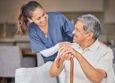 医疗保健善良支持护士帮助上了年纪的病人协助生活首页微笑内容快乐高级男人。成键友好的照顾者会说话的笑沙发