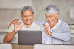 视频调用移动PC高级夫妇网络在线首页无线网络放松快乐健康的退休虚拟变焦沟通上了年纪的人女人全球爱连接