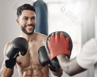 健身拳击快乐男人。培训锻炼有氧运动锻炼动机目标健康的泰拳泰国运动员强大的肌肉权力年轻的体育综合格斗拳击手微笑健身房拳击手套