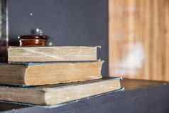堆书模糊背景书木货架上图书馆阅读写作概念