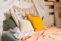 现代首页室内设计床上树冠橙色彩色的枕头毯子卧室室内斯堪的那维亚风格舒适的房间公寓设计风格放荡不羁的别致的舒适的床上