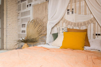 现代首页室内设计<strong>床</strong>上树冠橙色彩色的枕头毯子卧室室内斯堪的那维亚<strong>风格</strong>舒适的房间公寓设计<strong>风格</strong>放荡不羁的别致的舒适的<strong>床</strong>上