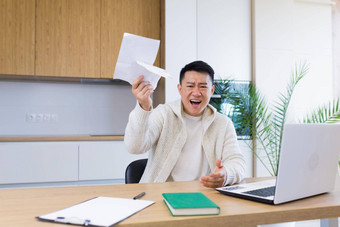 担心强调男人。计算账单税费用计数首页财务状况坐着沙发上生活房间首页