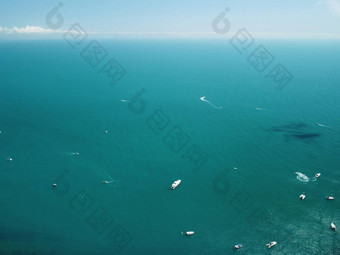 空中游艇平静海奢侈品巡航旅行视图白色船深蓝色的水空中视图丰富的游艇航行海夏天旅程奢侈品船