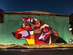 色彩鲜艳的生活城市涂鸦建筑墙