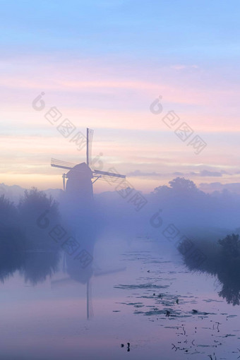 平静多雾的日出早....黑泽斯武德村风车Rietveldse荷兰