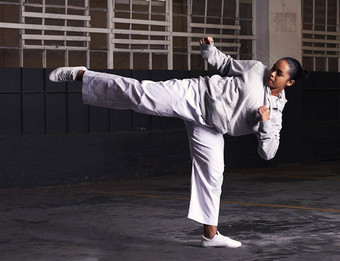 平衡速度关键武术艺术年轻的女人练习武术艺术