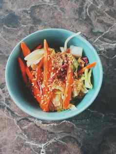 素食者亚洲蔬菜沙拉服务碗日本餐厅健康的饮食食物