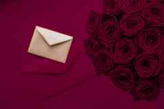 爱信花交付情人节一天奢侈品花束玫瑰卡栗色背景浪漫的假期设计