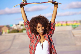 滑板赢得年轻的女人滑板滑板运动场地