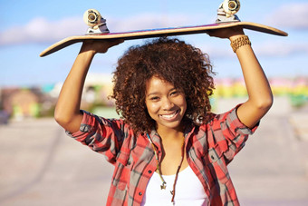 滑板真正的赢家年轻的女人滑板滑板运动场地