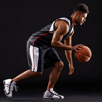 运动<strong>实力</strong>工作室拍摄篮球球员黑色的背景