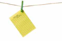 一年目标黄色的黏糊糊的请注意纸晾衣绳孤立的白色列表