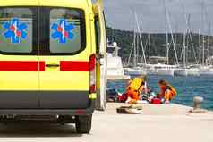救护车工人提供援助人游艇港口热中风太阳