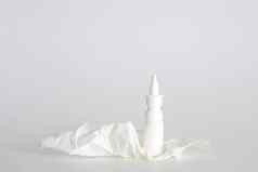 白色塑料鼻喷雾瓶白色背景鼻喷雾容器生理盐水水解决方案鼻子交通拥堵治疗流鼻涕的鼻子感冒免费的空间复制空间