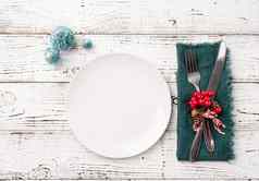 圣诞节表格设置白色餐具银器红色的绿色装饰白色木背景前视图