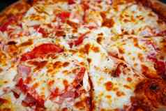 传统的真实的意大利披萨烤木解雇了烤箱表格成分
