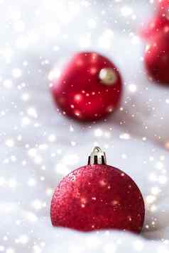 红色的圣诞节装饰物毛茸茸的皮毛雪闪闪发光的奢侈品冬天假期设计背景