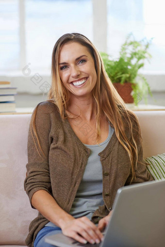 阅读最新的博客裁剪肖像有吸引力的女人放松沙发首页移动PC