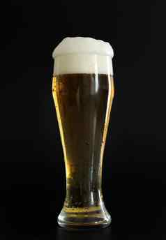 冷淡的玻璃冷金啤酒泡沫黑色的背景喝酒精聚会，派对假期啤酒节帕特里克的一天