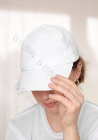 女模型穿白色<strong>棒球</strong>帽白色帽模型模板图片文本<strong>标志</strong>女孩持有遮阳板帽免费的空间复制空间