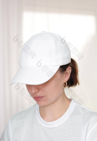 女模型穿白色棒球帽白色帽模型<strong>模板图片</strong>文本标志女孩持有遮阳板帽免费的空间复制空间