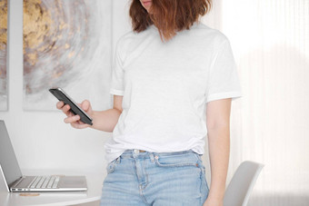 女模型穿白色t恤前面视图t恤模型模板图片文本标志免费的空间复制空间