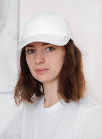 女模型穿白色棒球帽白色帽模型模板图片文本标志女孩持有遮阳板帽免费的空间复制空间