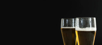 冷淡的眼镜冷金啤酒泡沫黑色的背景免费的空间文本复制空间横幅喝酒精聚会，派对假期啤酒节帕特里克的一天
