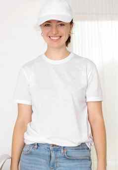 女模型穿白色t恤棒球帽白色帽t恤模型模板图片文本标志微笑有吸引力的女孩免费的空间复制空间